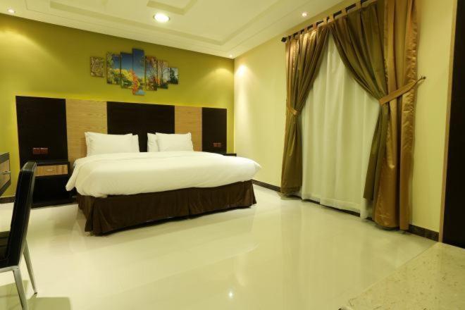 Tulip Al Rawdah Riade Quarto foto