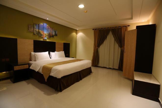 Tulip Al Rawdah Riade Quarto foto