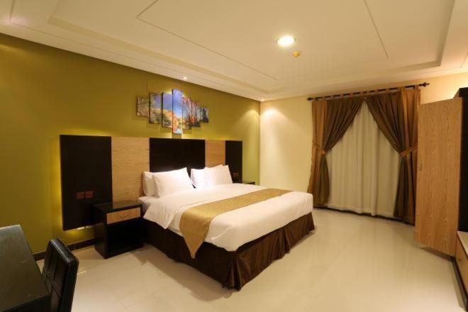 Tulip Al Rawdah Riade Quarto foto